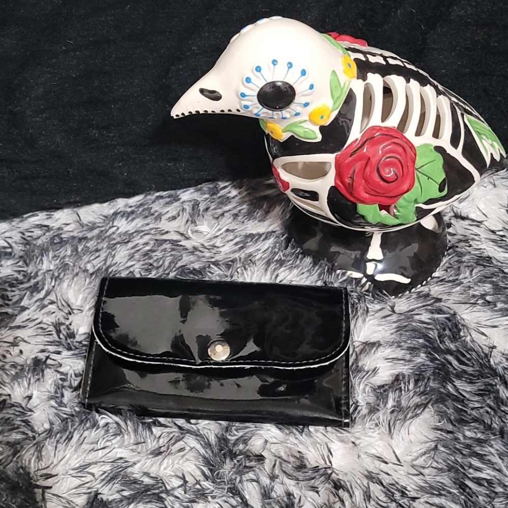 Trophy Queen large black snap wallet